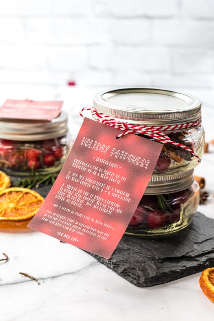 Holiday Slow Cooker Potpourri In A Jar With FREE Printable Gift Tag 
